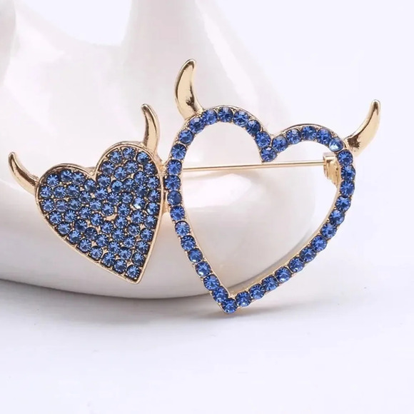 VQ Hearts Brooch - Picture 4 of 7